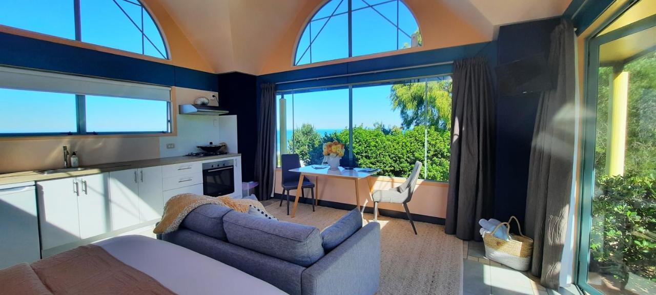 The Quarters Ocean-View Chalet Gisborne Exterior foto